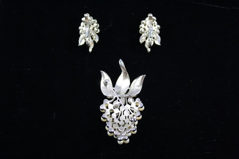 1960s Crown Trifari Pearl Grape Cluster Brooch and Earrings 60s Vintage Silver Tone and Pearl Jewelry Set