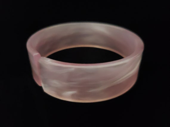 1950s Lavender Pink Moonglow Lucite Bangle | 50s … - image 3