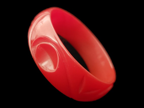 1930s Lipstick Red Leaf Carved Bakelite Bangle | … - image 3