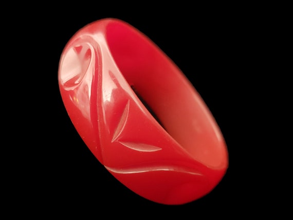 1930s Lipstick Red Leaf Carved Bakelite Bangle | … - image 1