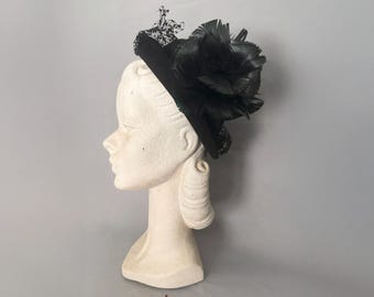 IMPRESSIVE 1940s BLACK STRAW WITH POINTY CROWN - VELOUR & PEARL TRIM + FEATHER 1940s Black Straw Hat With Black and White Black Feather  main image 3