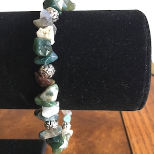 Armband van natuurlijke, semi-kostbare, Moss Agate chip stenen kralen.