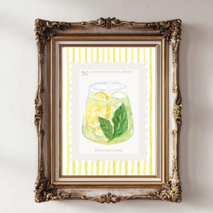 Puede incluir: Una impresión enmarcada que presenta una ilustración en acuarela de una bebida refrescante, que se asemeja a un cóctel o limonada, con rodajas de limón y hojas de menta. La obra de arte está diseñada para parecerse a un sello postal, con el texto "FIVE CENTS ONLY".