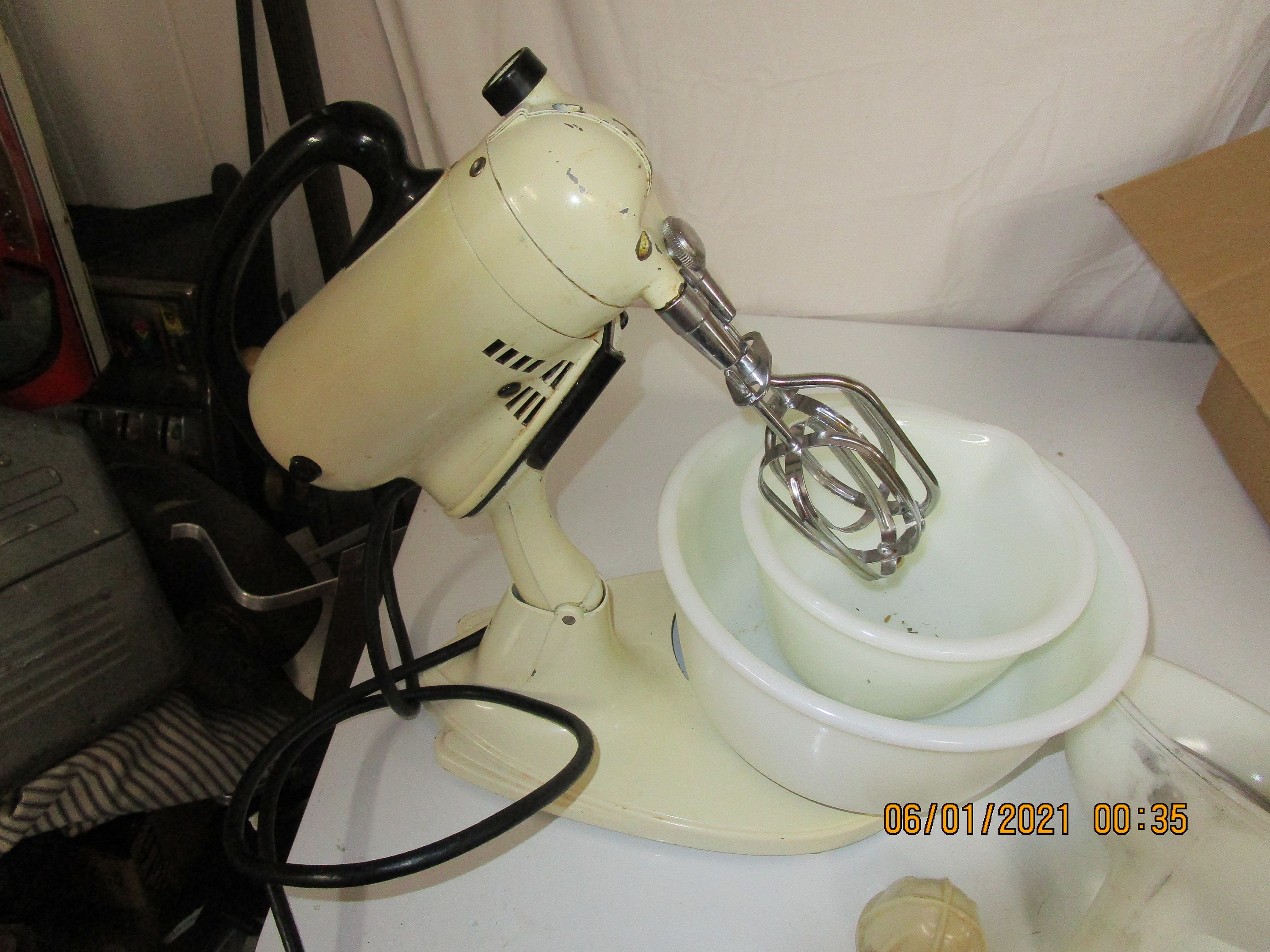 Hamilton Beach #24 Scovill 10-Speed Stand Mixer w/Beaters & 2 Bowls Vtg.  M4948