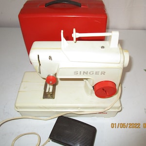 Vintage Child's Sewing Machine, Singer Sewhandy Model 20, Original Box and  Booklet Included, Collectors Item 