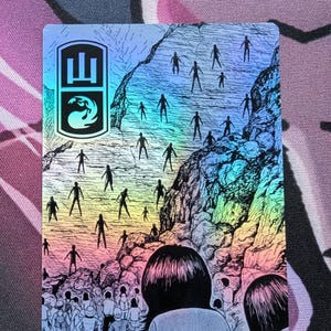 Puede incluir: Una tarjeta coleccionable holográfica con una ilustración surrealista. La obra de arte representa figuras silueteadas ascendiendo un paisaje rocoso colorido. Un símbolo está en la esquina superior izquierda, y una multitud de personas está en la parte inferior.