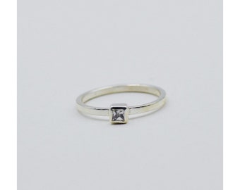 18k gold ring with a square stone