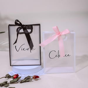 Sacs fourre-tout transparents initiaux personnalisés avec nom 7 x 3 x 10,3 pouces Sac transparent personnalisé approuvé par le stade pour femme Sac en PVC imperméable personnalisé