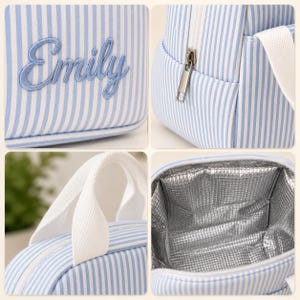 Puede incluir: Una bolsa de almuerzo con un patr&oacute;n de rayas verticales en azul claro y blanco. El exterior muestra el nombre Emily bordado en letra azul. Incluye una cremallera blanca con tirador plateado, asas de tela blanca y un interior plateado aislado.