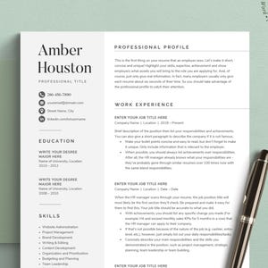 Può includere: Un modello di curriculum bianco con testo nero che include sezioni per profilo professionale, esperienza lavorativa, istruzione e competenze. Il documento contiene segnaposto per le informazioni di contatto e una penna nera e argento.