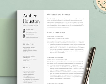 Può includere: Un modello di curriculum bianco con testo nero che include sezioni per profilo professionale, esperienza lavorativa, istruzione e competenze. Il documento contiene segnaposto per le informazioni di contatto e una penna nera e argento.