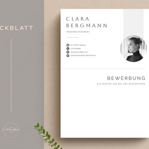 Puede incluir: Foto en blanco y negro de una mujer con una expresi&oacute;n seria. El texto "CLARA BERGMANN PERSONALREFERENT" est&aacute; por encima de la foto. Debajo de la foto est&aacute; el texto "BEWERBUNG ALS MUSTER JOB BEI DER MUSTERFIRMA".
