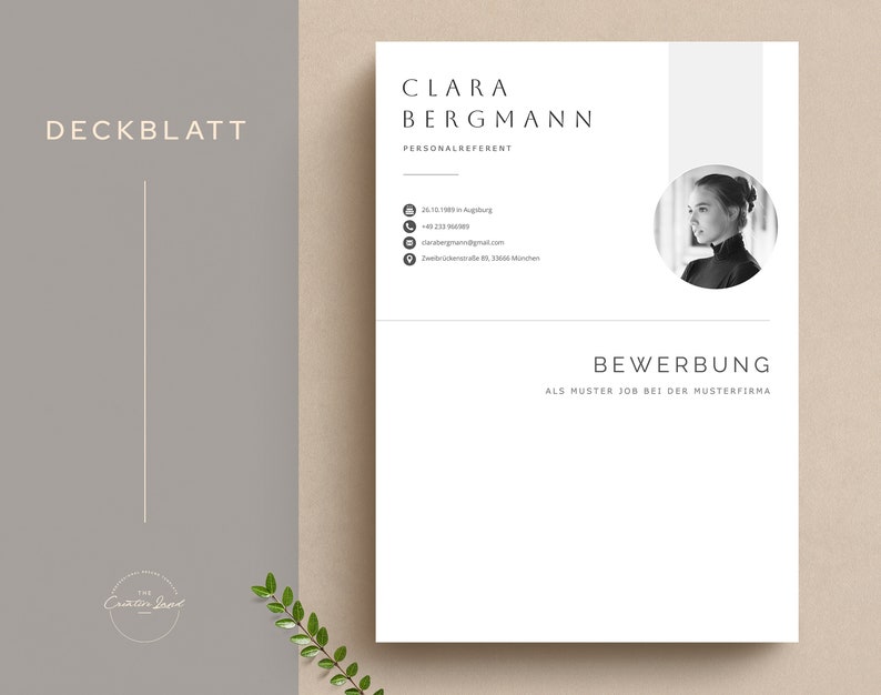 Puede incluir: Foto en blanco y negro de una mujer con una expresi&oacute;n seria. El texto "CLARA BERGMANN PERSONALREFERENT" est&aacute; por encima de la foto. Debajo de la foto est&aacute; el texto "BEWERBUNG ALS MUSTER JOB BEI DER MUSTERFIRMA".