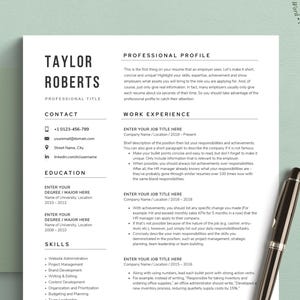 Peut inclure: Un modèle de CV professionnel imprimé sur papier blanc avec du texte noir, comprenant des sections pour les coordonnées, le profil, l'expérience professionnelle, la formation et les compétences. Un stylo noir et argenté est posé à droite.