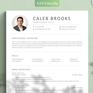 Könnte beinhalten: Eine professionelle Lebenslaufvorlage mit dem Namen "CALEB BROOKS" oben. Der Lebenslauf enthält Abschnitte für beruflichen Überblick, Fähigkeiten und Berufserfahrung. Das Dokument hat ein klares, modernes Design mit einem Foto und Kontaktinformationen.