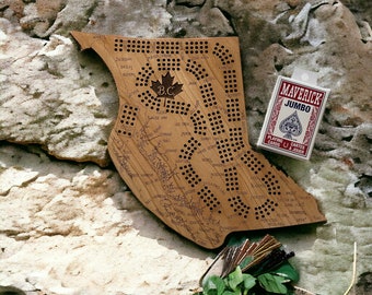 Planche de cribbage fabriquée à la main en Colombie-Britannique - Cadeau personnalisé pour les amateurs de cribbage - Cerise gravée - Cadeau personnalisé pour les amateurs de cribbage