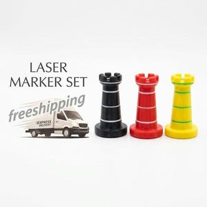 Puede incluir: Una taza de cerámica blanca con un asa negra y el texto "But First, Coffee" en negro, con una fuente de estilo manuscrito. La taza está sobre una superficie blanca.