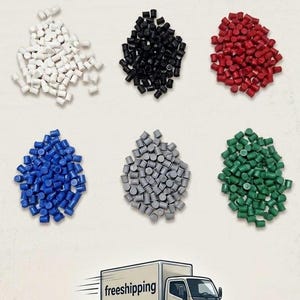 Puede incluir: Imagen de seis montones de tapas para agujeros de 5 mm en blanco, negro, rojo, azul, gris y verde. El texto "HOLE COVER CAPS 5mm" está en la parte superior. Un camión de reparto con la palabra "freeshipping" está en la parte inferior.