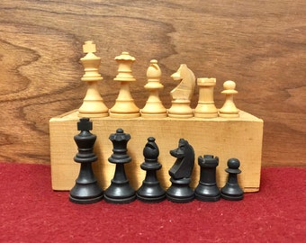 Großes klassisches Schachspiel Schachbrett aus antikem Metallstein und... 