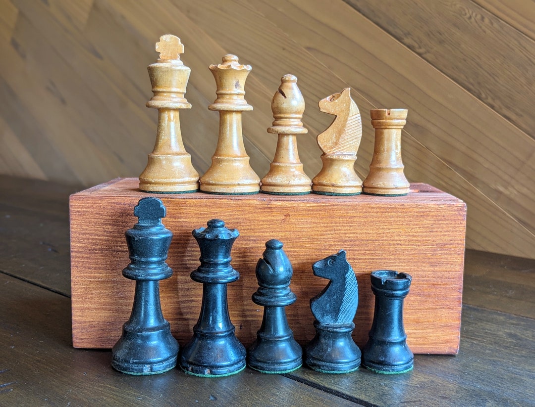 Set Pezzi Scacchi Staunton 4 Regine - 3 1/2 Re Nero E Naturale - HPL Senza Tavola