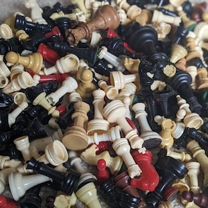ビンテージ プラスチック チェス ピース (グラブ バッグと交換品)