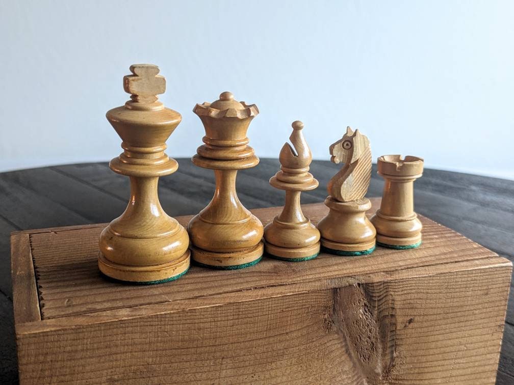 Old English Classic Chess Set with Padauk & Boxwood Pieces - 3.9