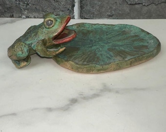 Handkikkersculptuur met lelieblad, grillige keramische kikkersnuisterijkom, cadeau kikkerliefhebber