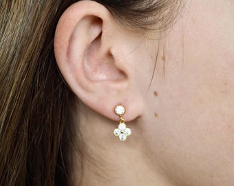 Orecchini pendenti a forma di fiore in oro 14 carati: delicati pendenti con cristalli CZ