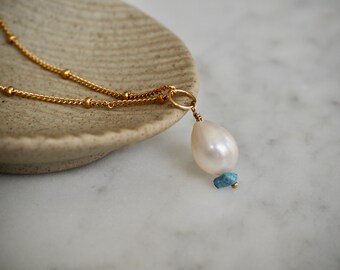 Delikatny naszyjnik z perłami i turkusem: łańcuszek satelitarny wypełniony 14-karatowym złotem