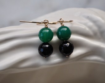 Orecchini in onice verde e spinello nero, orecchini imbottiti in oro, orecchini con pietre preziose delicate, orecchini minimalisti