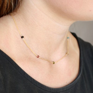Multi Turmalin Halskette, kleine Edelstein Halskette, 14K Gold Filled Kette, Halskette für Frauen, Minimal Halskette, Multicolor Halskette