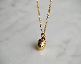 Delikatny naszyjnik z żołędziem: wisior ze złota vermeil, łańcuszek z 14-karatowego złota