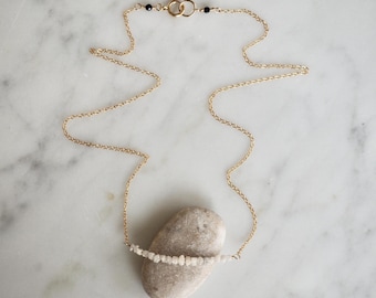 Collar con barra de diamantes en bruto: chapado en oro de 14 quilates, piedra de nacimiento de abril