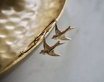 Delicados aretes de aro con pájaro chapados en oro de 14k: joyería minimalista de golondrinas