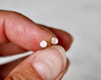 Aretes de cuarzo rosa rellenos de oro de 14k: una piedra preciosa minimalista