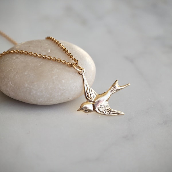 Collier hirondelle en or, petit pendentif oiseau, collier délicat rempli d'or, superposition de bijoux délicats, collier à breloques en argent amoureux de la nature