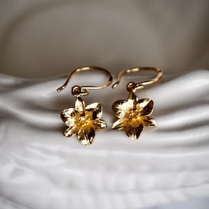 Zierliche Gold Blumen Ohrringe, Rose Gold Blumen Charm Ohrringe, Kleine Silber Blumen Ohrringe, Botanische Ohrringe, Garten-Liebhaber Ohrringe