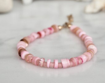 Semplice bracciale di perline a conchiglia naturale rosa, perla di vetro 14 K oro riempito impilabile bracciale minimalista per perline bracciale a strati