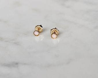 Orecchini a bottone in opale naturale: oro riempito 14k, pietra preziosa minimalista