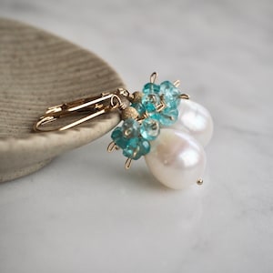 Zierliche 14 K Gold Filled weiße Süßwasserperle blauer Apatit Edelstein Cluster Ohrringe