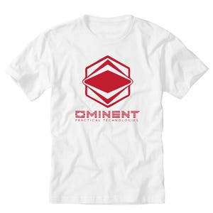 Könnte beinhalten: Weißes T-Shirt mit rotem geometrischen Logo und dem Text "OMINENT PRACTICAL TECHNOLOGIES" in Rot. Das Logo ist ein Sechseck mit einer Raute im Inneren. Das Shirt hat einen Rundhalsausschnitt und kurze Ärmel.
