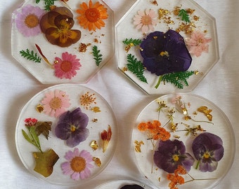 Dessous de verre à fleurs pressées faites à la main, dessous de verre en résine époxy avec fleurs naturelles séchées et feuille d’or