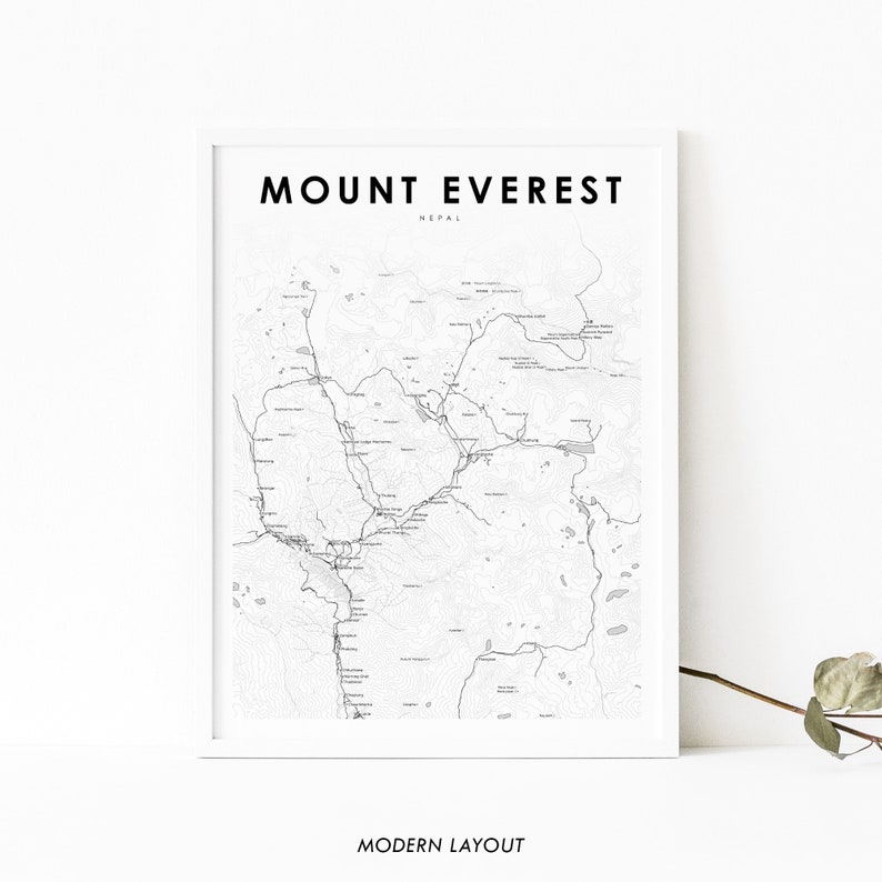 Pu&ograve; includere: Una stampa di mappa in bianco e nero del Monte Everest in Nepal. La mappa mostra la catena montuosa e l'area circostante con sentieri e punti di riferimento etichettati. Il titolo "Monte Everest, Nepal" &egrave; stampato nella parte superiore della mappa.