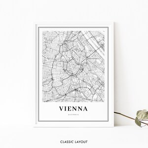 Op de afbeelding: Een zwart-witte kaartprint van Wenen, Oostenrijk. De kaart toont de straten en bezienswaardigheden van de stad. De tekst "WIEN" en "OOSTENRIJK" staat onder de kaart gedrukt.