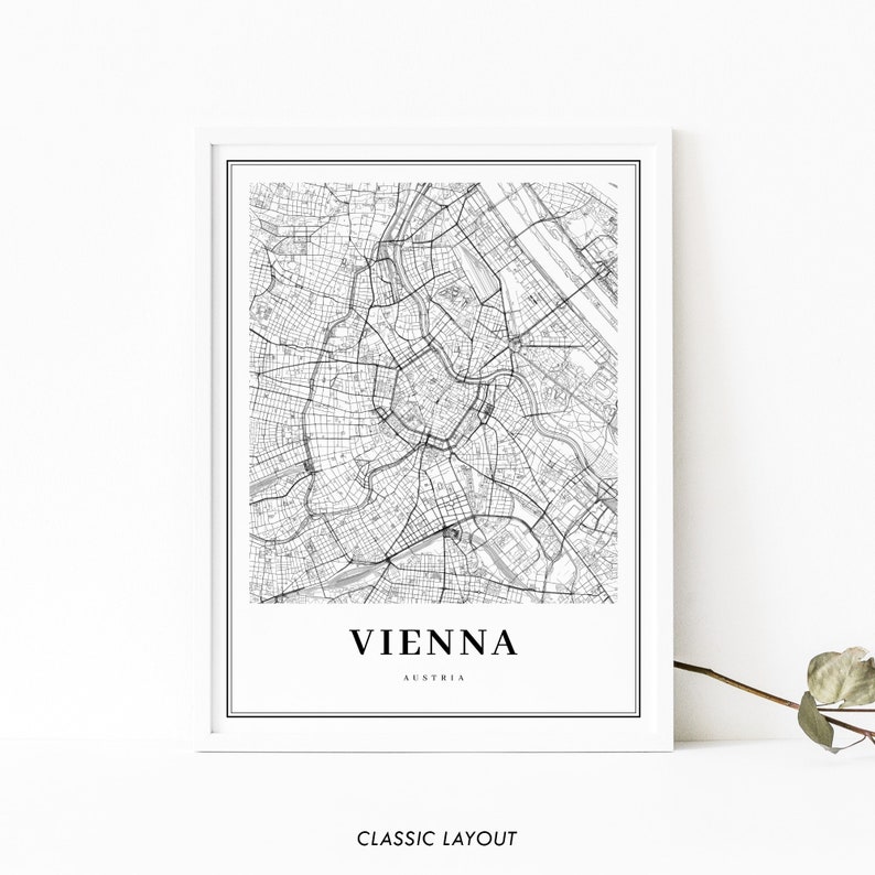 Op de afbeelding: Een zwart-witte kaartprint van Wenen, Oostenrijk. De kaart toont de straten en bezienswaardigheden van de stad. De tekst "WIEN" en "OOSTENRIJK" staat onder de kaart gedrukt.
