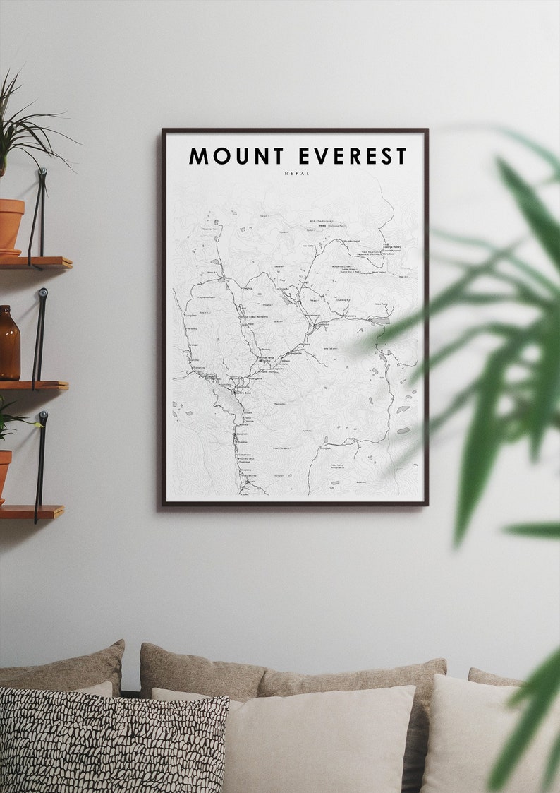 Pu&ograve; includere: Una mappa in bianco e nero del Monte Everest in Nepal, incorniciata da una cornice nera. La mappa mostra la posizione della montagna e l'area circostante, con vari sentieri e punti di riferimento etichettati.