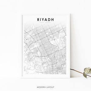Op de afbeelding: Een zwart-witte kaartprint van Riyad, Saoedi-Arabië. De print heeft een moderne lay-out en bevat het stratenraster van de stad.