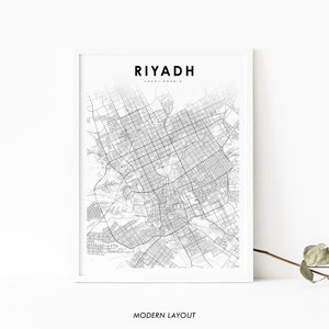 Op de afbeelding: Een zwart-witte kaart van Riyad, Saoedi-Arabië, met de naam van de stad en het land bovenaan gedrukt. De kaart heeft een moderne lay-out en is gedrukt op wit papier.