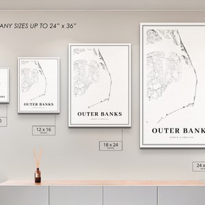 K&ouml;nnte beinhalten: Vier verschiedene Gr&ouml;&szlig;en eines Schwarzwei&szlig;-Kartenprints der Outer Banks, North Carolina. Die Druckgr&ouml;&szlig;en sind 8x10 Zoll, 12x16 Zoll, 18x24 Zoll und 24x36 Zoll.