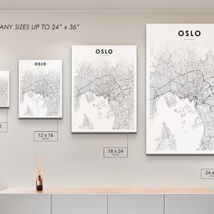 Puede incluir: Una pared blanca con cuatro mapas de la ciudad de Oslo, Noruega, en blanco y negro, enmarcados y colgados en la pared. Los mapas son de diferentes tama&ntilde;os, siendo el m&aacute;s grande de 24 pulgadas por 36 pulgadas. El texto "IMPRIMIR CUALQUIER TAMA&Ntilde;O HASTA 24" x 36" est&aacute; impreso en la parte superior de la pared. El texto "OSLO" est&aacute; impreso en cada mapa.